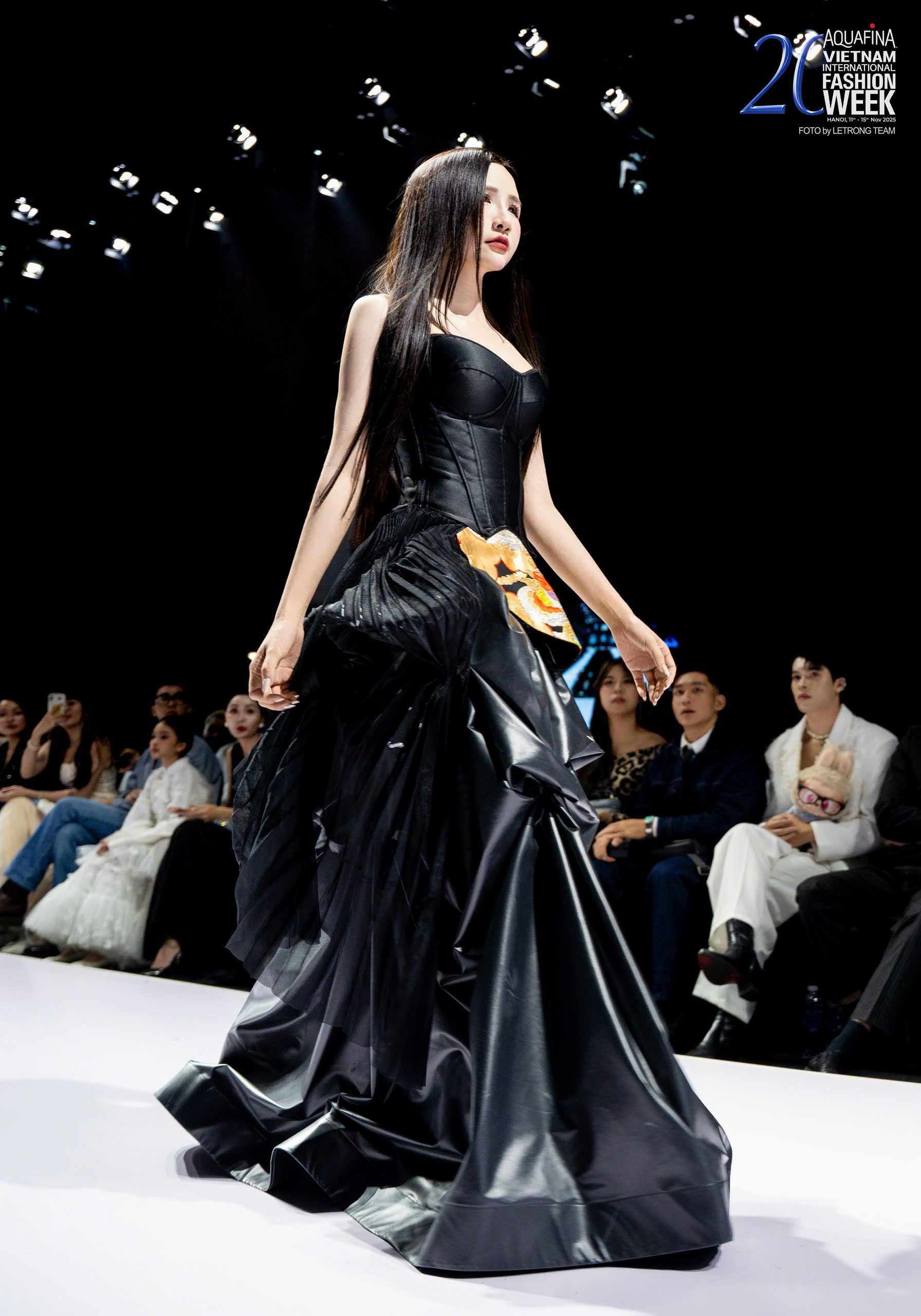 GUNO Việt Nam khiến sàn diễn Aquafina Vietnam International Fashion Week 2025 bùng nổ- Ảnh 6.