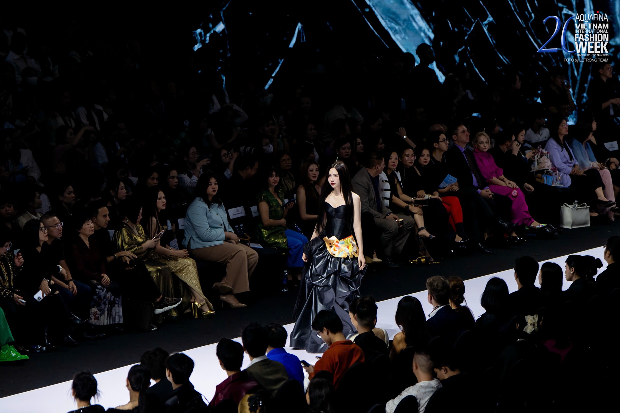 GUNO Việt Nam khiến sàn diễn Aquafina Vietnam International Fashion Week 2025 bùng nổ- Ảnh 8. GUNO Việt Nam khiến sàn diễn Aquafina Vietnam International Fashion Week 2025 bùng nổ- Ảnh 8.