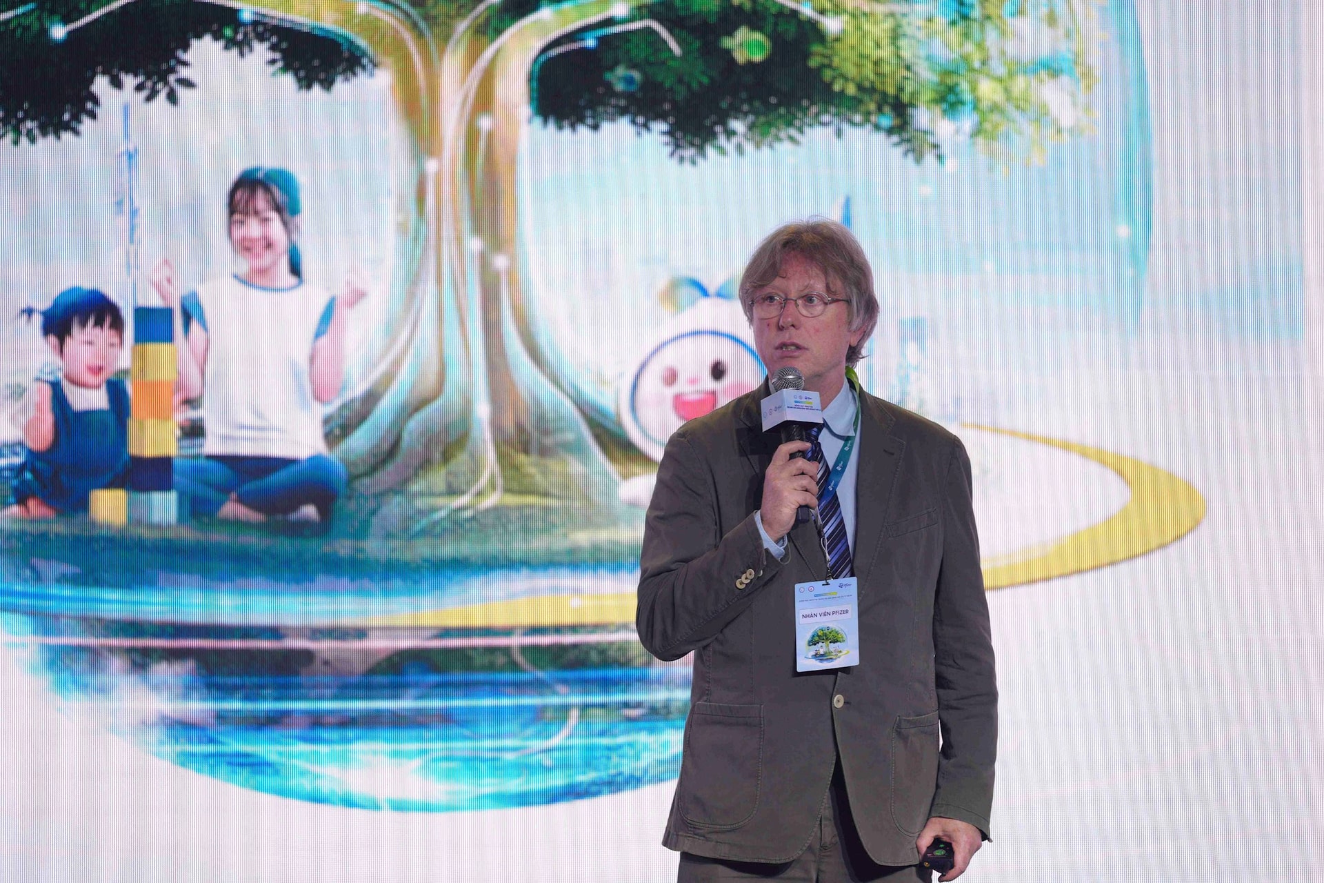 -fletcher-giam-doc-cap-cao-bo-phan-y-khoa-nghien-cuu-va-phat-trien-vac-xin-pfizer-phat-bieu-tai-hoi-thao-2-1763367597826530131845-1763386278119-1763386278393769115351.jpg