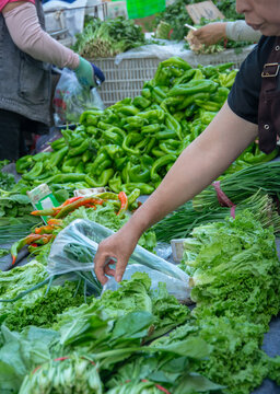 Đi chợ mà choáng: “Tiền rau giờ còn đắt hơn thịt” – cú sốc khiến tôi phải xem lại cả bảng chi tiêu - Ảnh 1.