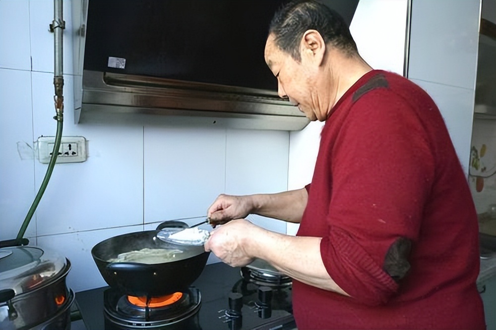 Càng giữ tiền chặt, tuổi già càng trống rỗng – bài học tôi phải trả giá ở tuổi 70 - Ảnh 2.