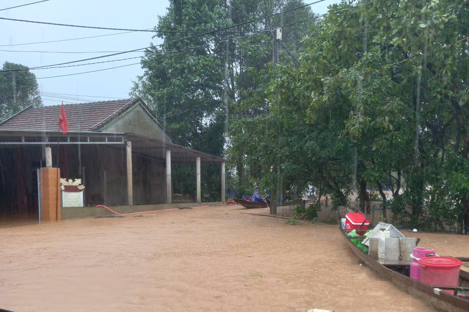 Quảng Trị: Mưa rất to, sơ tán khẩn cấp hàng trăm hộ dân - Ảnh 1. Quảng Trị: Mưa rất to, sơ tán khẩn cấp hàng trăm hộ dân - Ảnh 1.