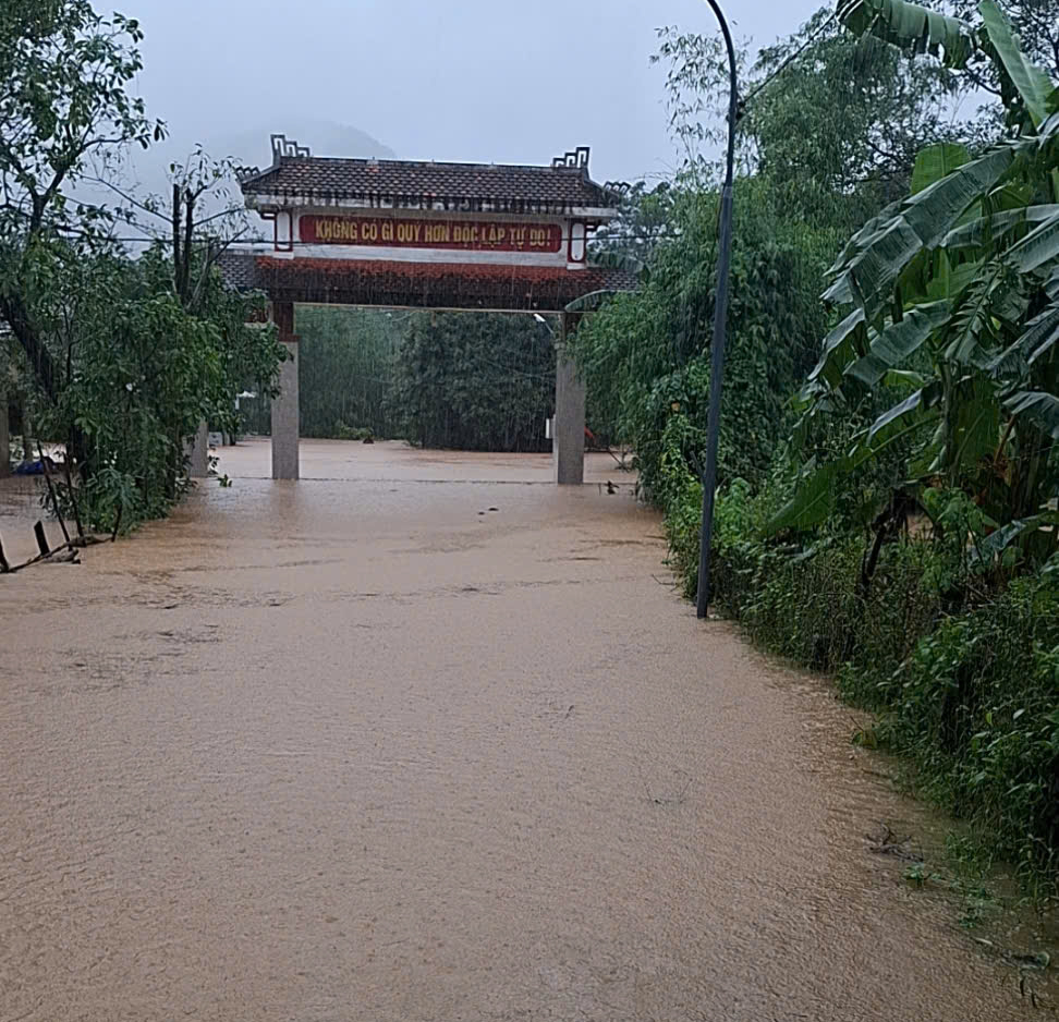 Quảng Trị: Mưa rất to, sơ tán khẩn cấp hàng trăm hộ dân - Ảnh 2. Quảng Trị: Mưa rất to, sơ tán khẩn cấp hàng trăm hộ dân - Ảnh 2.