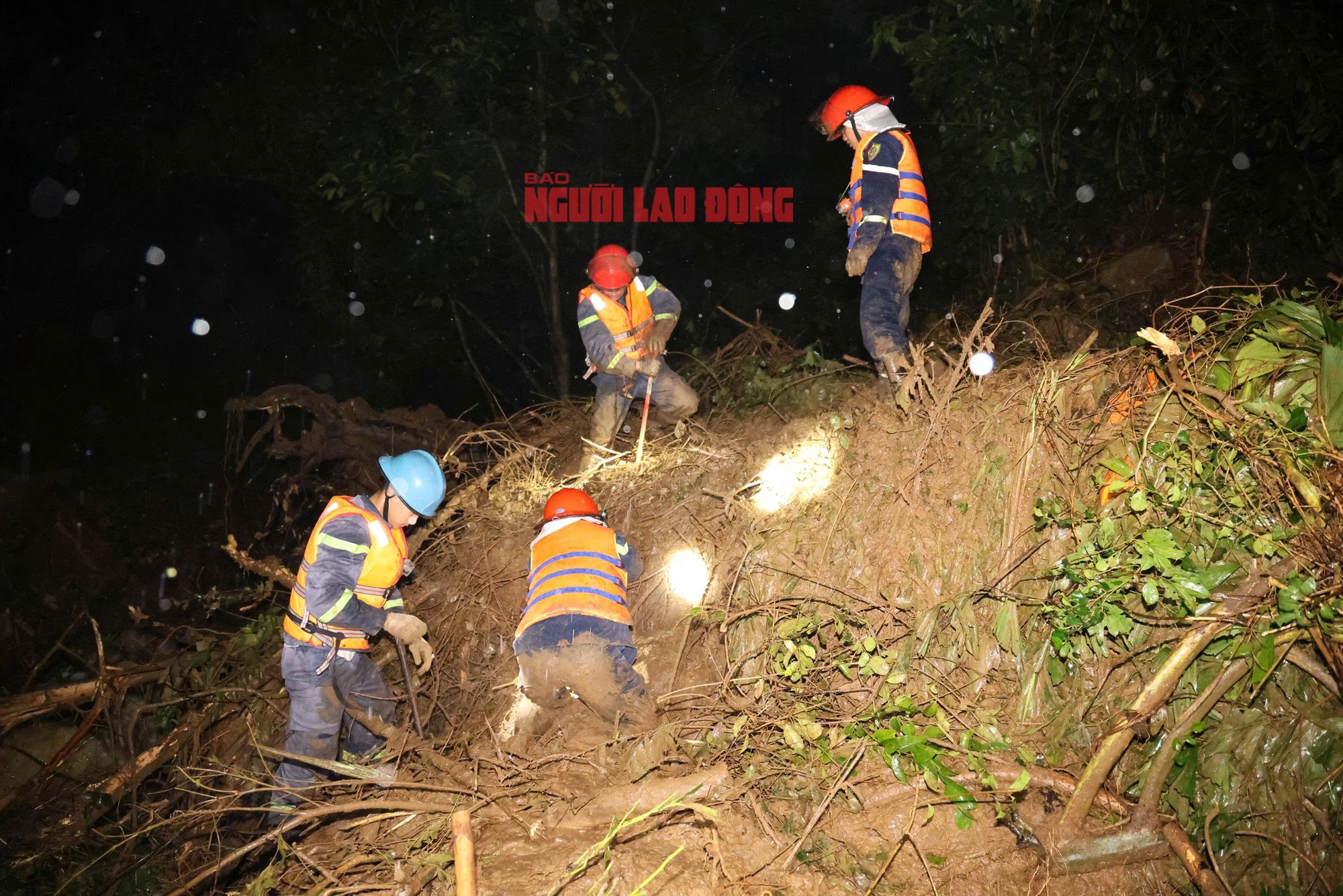 Cận cảnh cứu nạn vụ sạt lở đèo Khánh Sơn, 1 người chết, 1 mất tích - Ảnh 4.