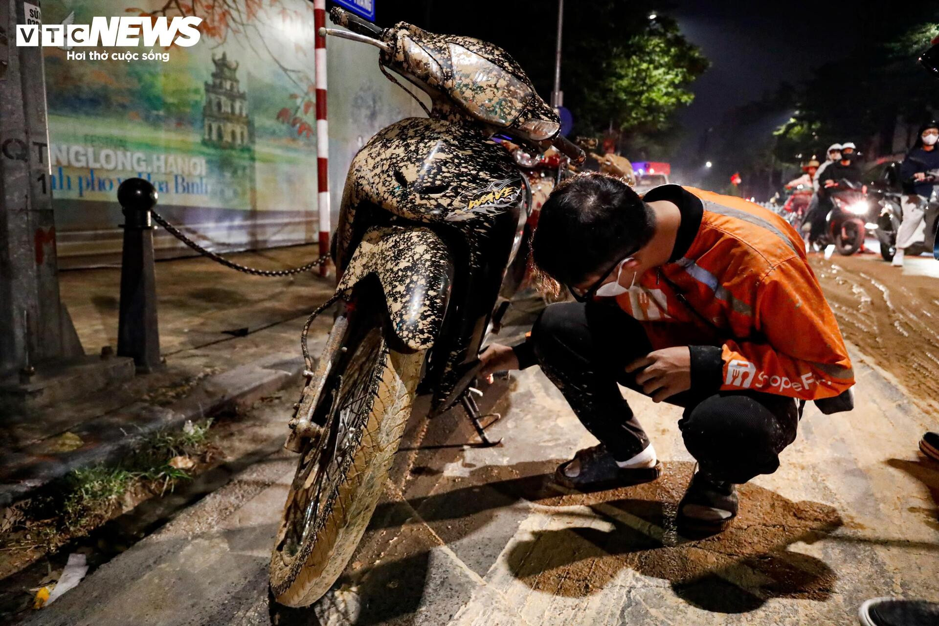 Bùn nhão tràn khắp đường, hàng loạt xe máy ngã sõng soài ở Hà Nội - Ảnh 8.