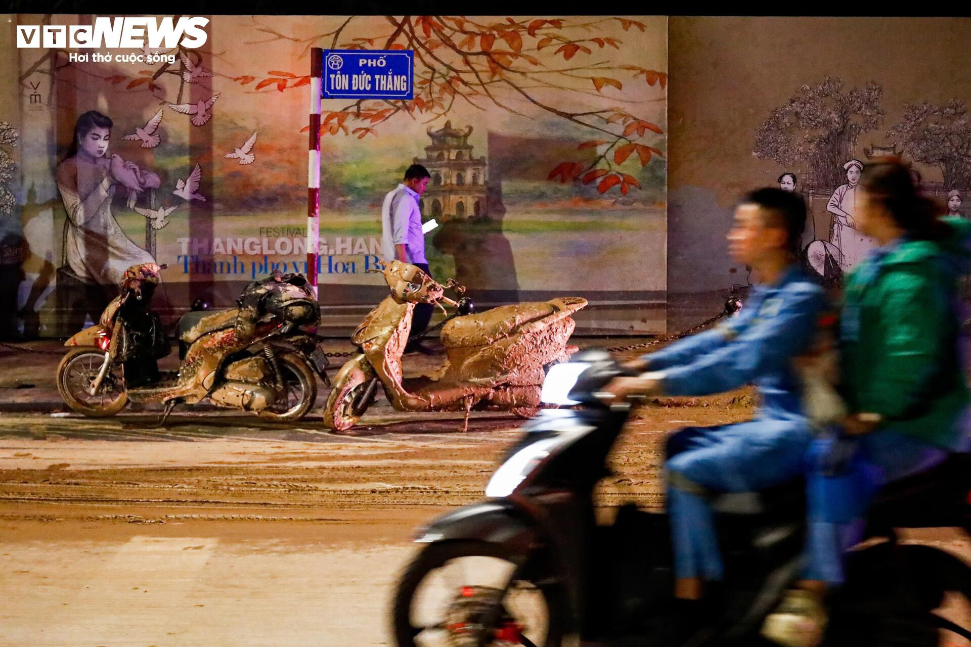 Bùn nhão tràn khắp đường, hàng loạt xe máy ngã sõng soài ở Hà Nội - Ảnh 12.