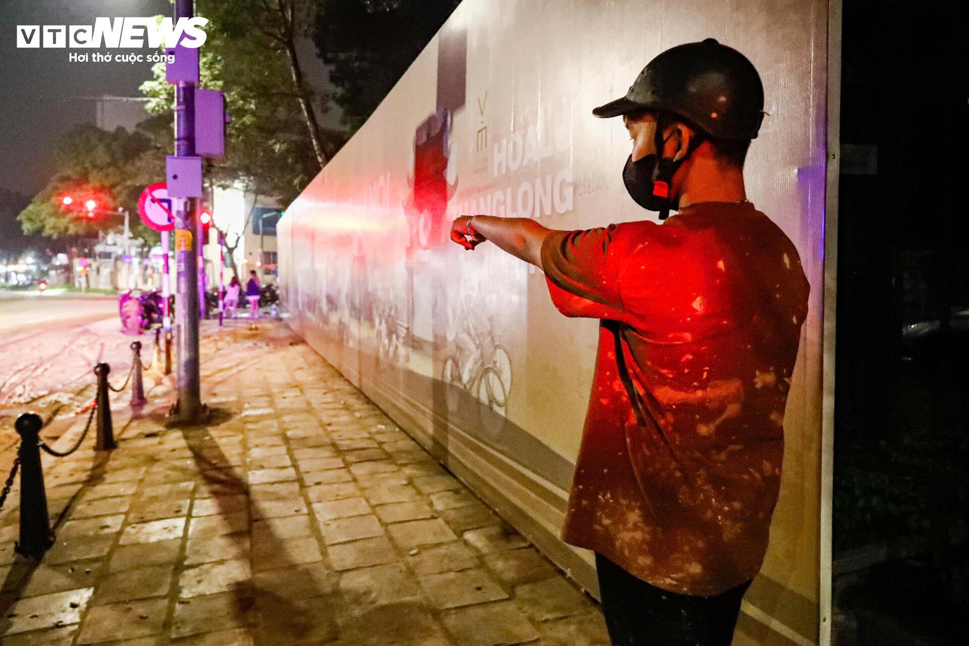 Bùn nhão tràn khắp đường, hàng loạt xe máy ngã sõng soài ở Hà Nội - Ảnh 9.