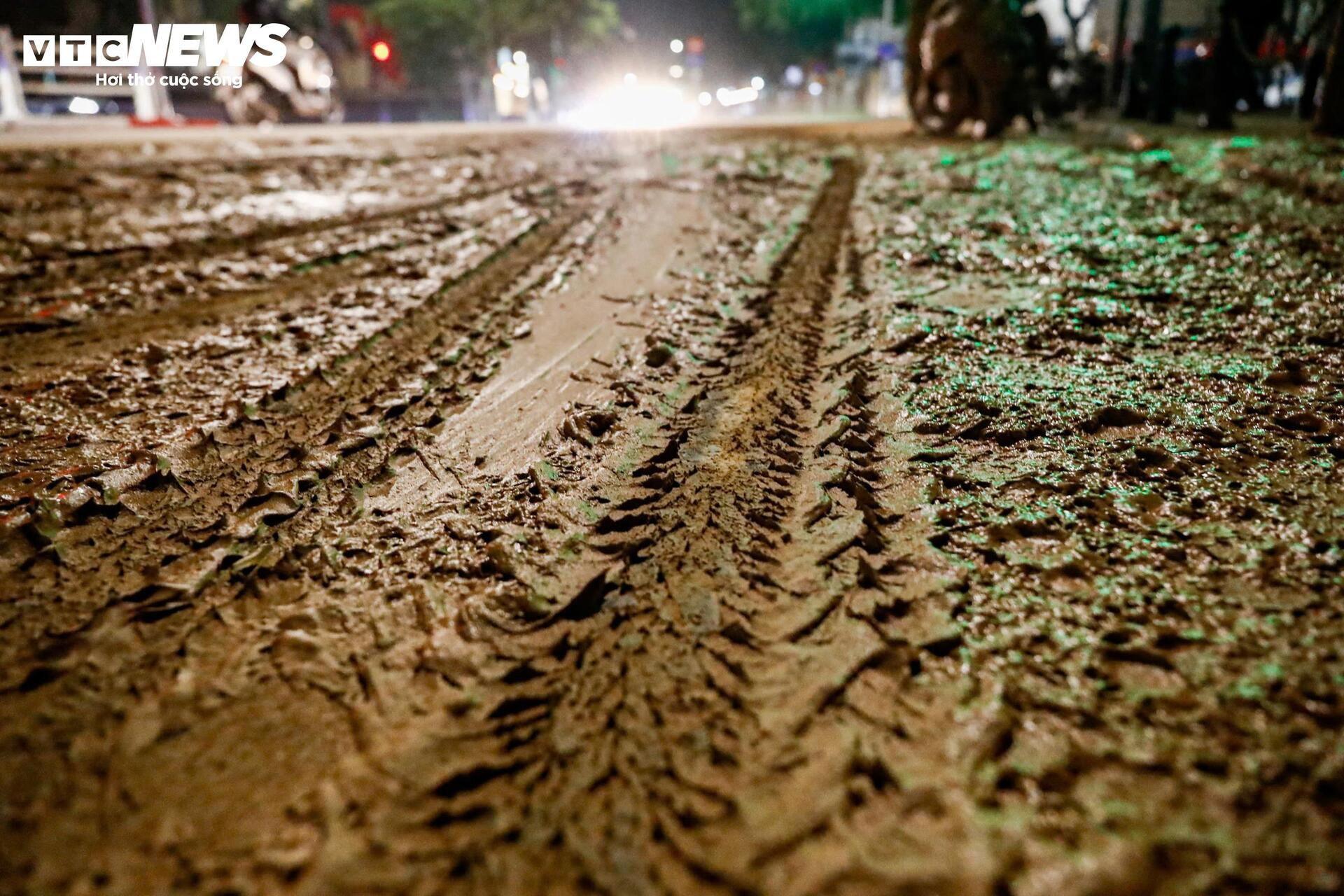 Bùn nhão tràn khắp đường, hàng loạt xe máy ngã sõng soài ở Hà Nội - Ảnh 11.