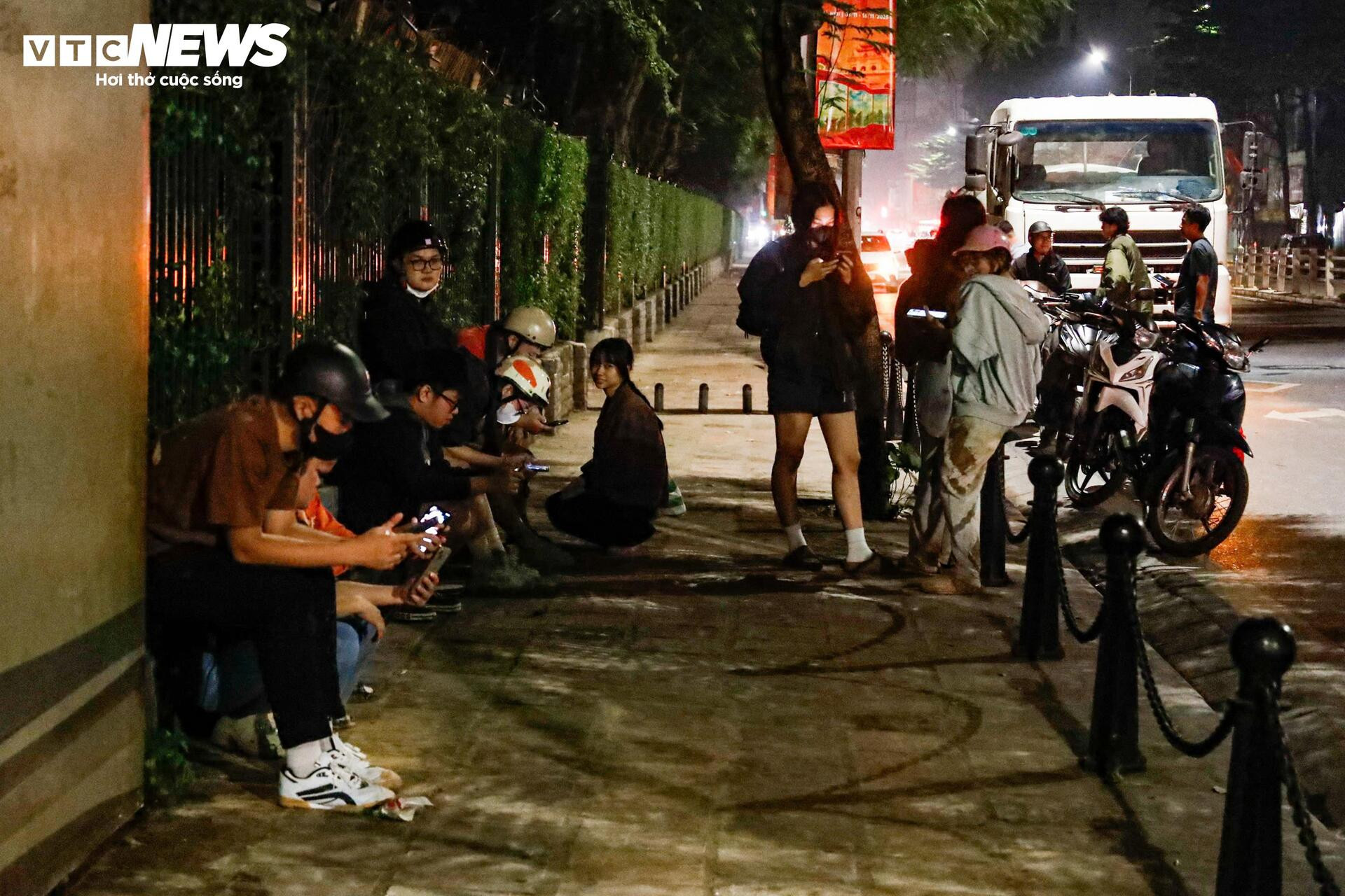 Bùn nhão tràn khắp đường, hàng loạt xe máy ngã sõng soài ở Hà Nội - Ảnh 4.