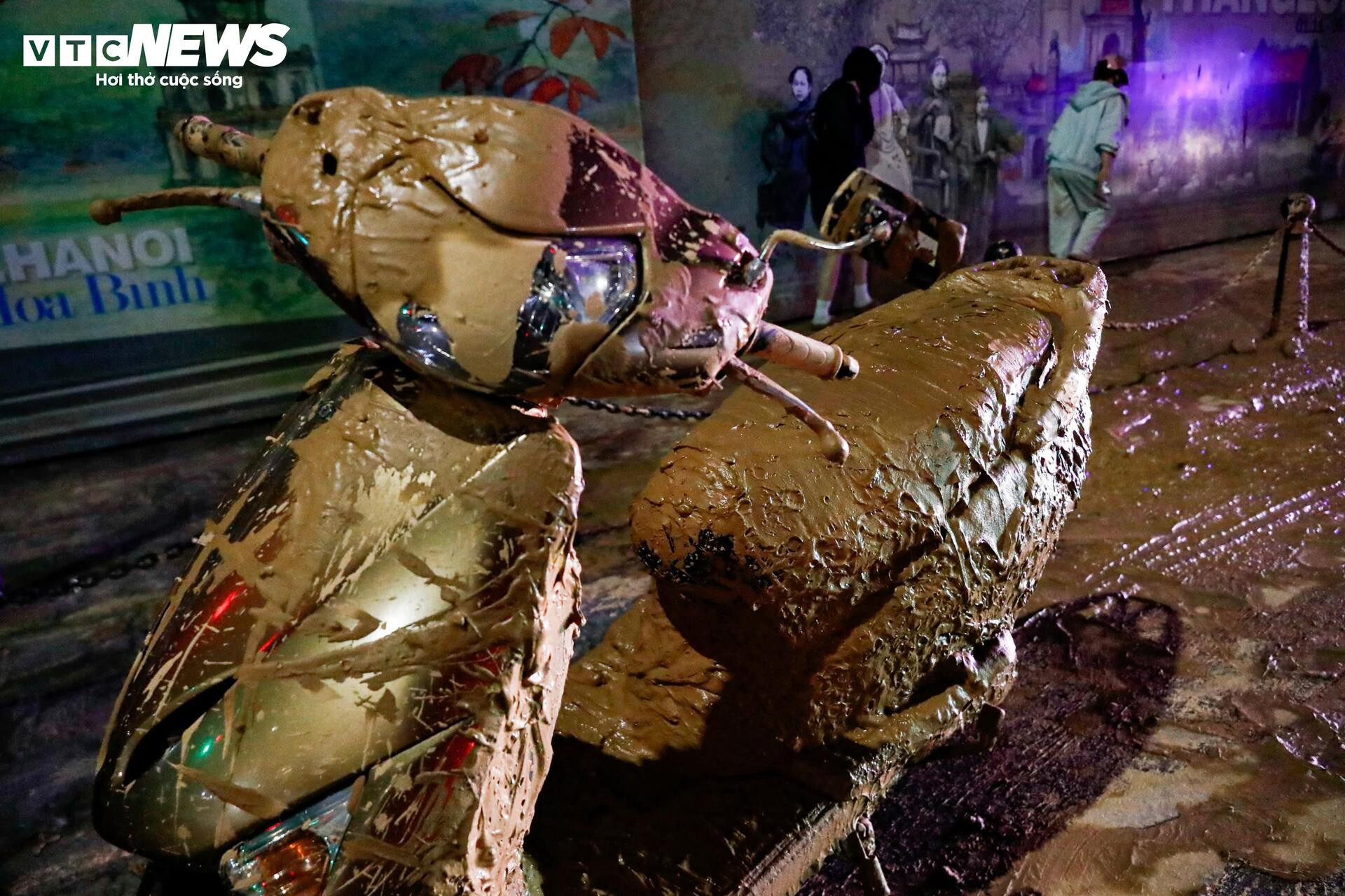 Bùn nhão tràn khắp đường, hàng loạt xe máy ngã sõng soài ở Hà Nội - Ảnh 5.