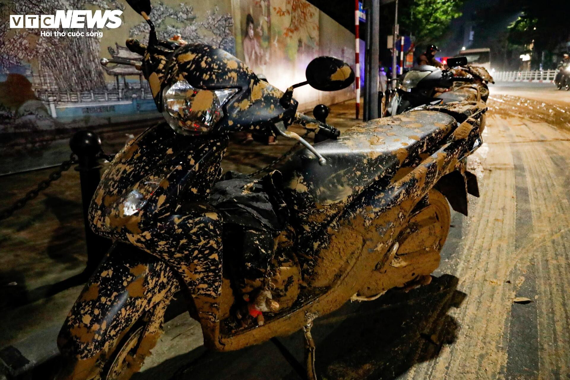 Bùn nhão tràn khắp đường, hàng loạt xe máy ngã sõng soài ở Hà Nội - Ảnh 6.