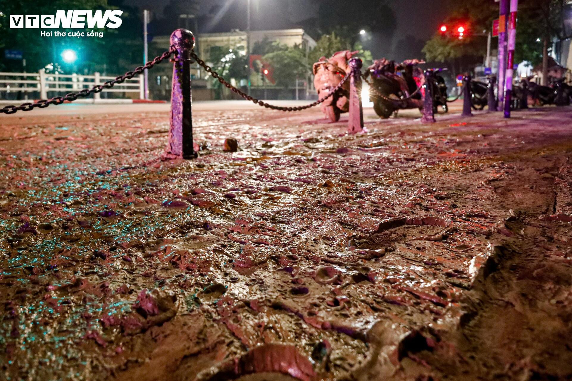 Bùn nhão tràn khắp đường, hàng loạt xe máy ngã sõng soài ở Hà Nội - Ảnh 3.