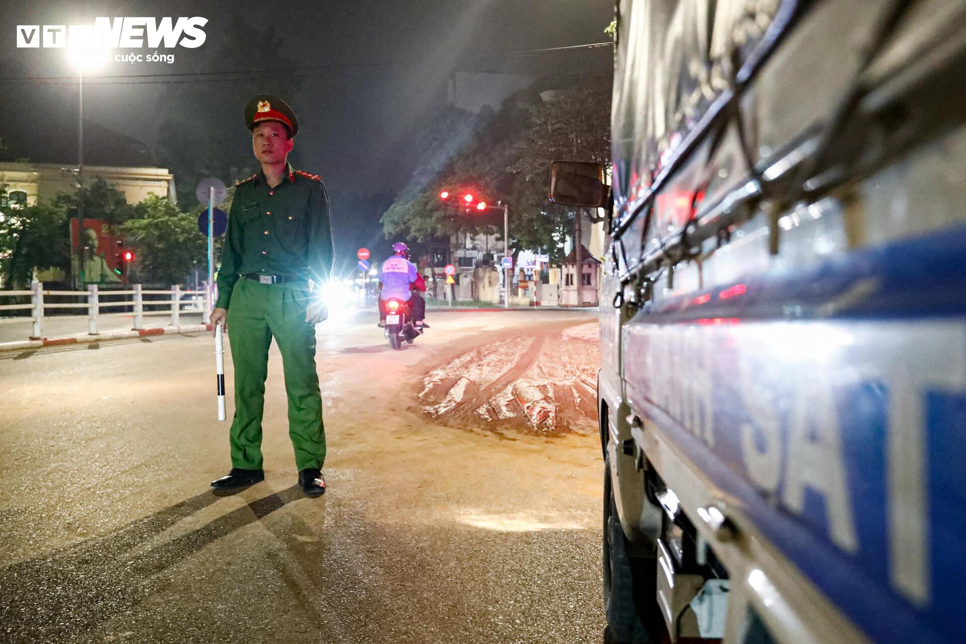 Bùn nhão tràn khắp đường, hàng loạt xe máy ngã sõng soài ở Hà Nội - Ảnh 13.