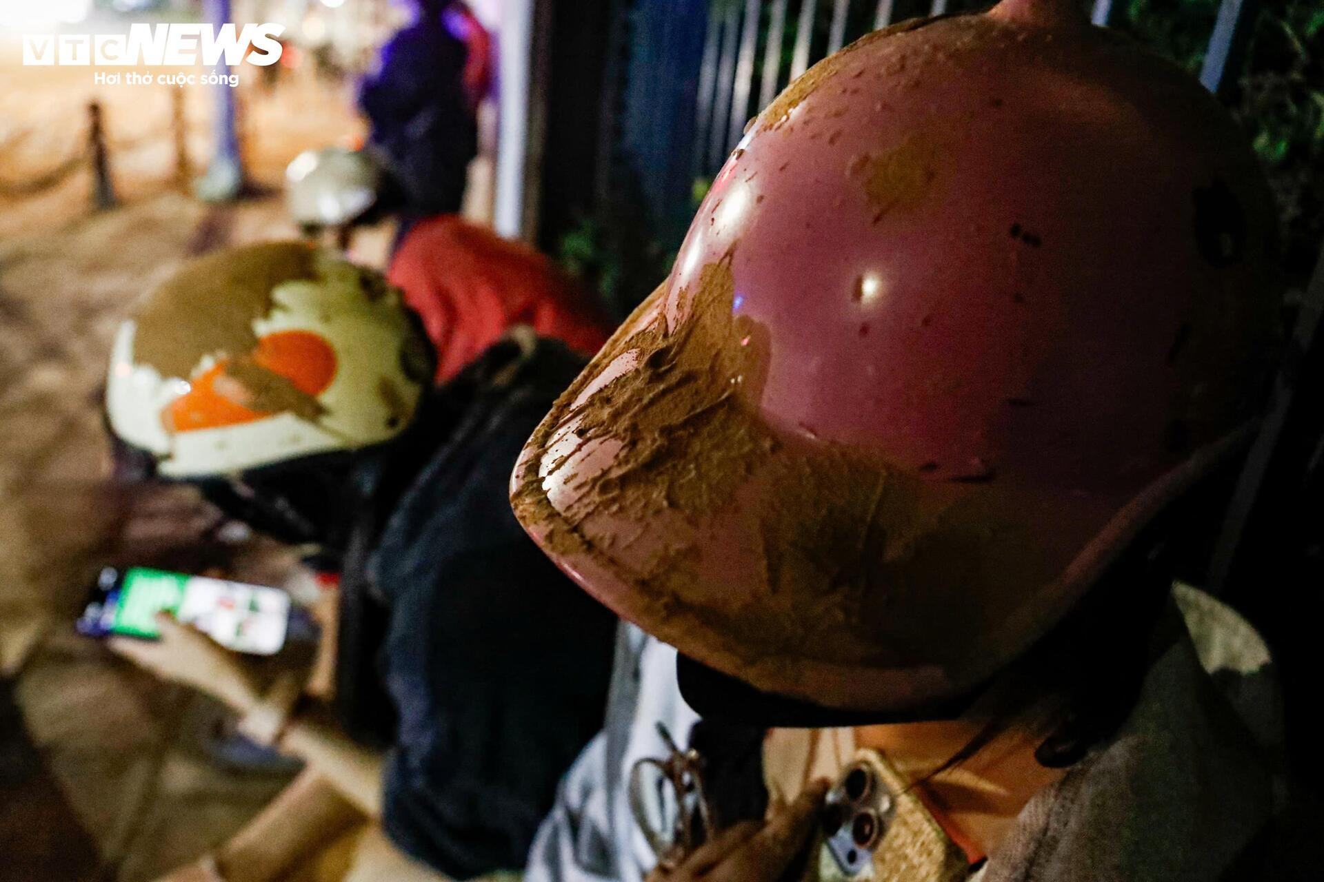 Bùn nhão tràn khắp đường, hàng loạt xe máy ngã sõng soài ở Hà Nội - Ảnh 7.