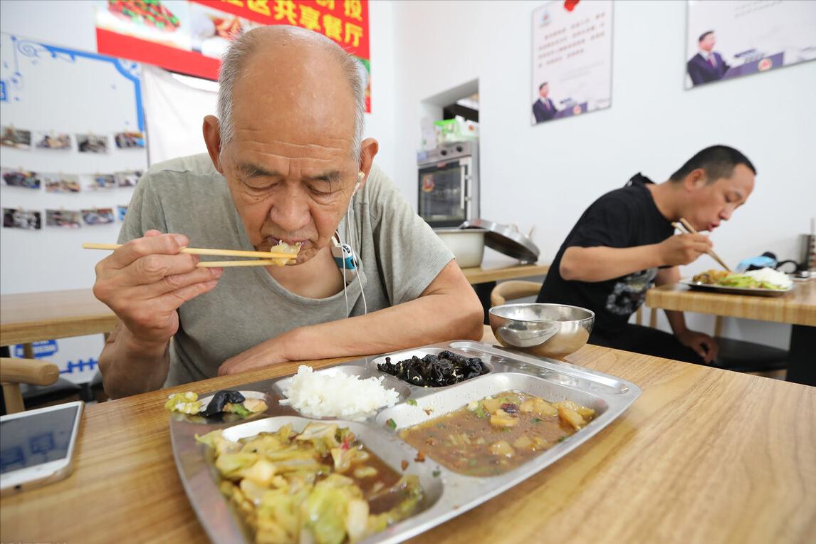 Đến năm 75 tuổi, tôi mới hiểu: Chi cùng một khoản tiền, vào viện dưỡng lão an tâm hơn hẳn thuê người chăm sóc - Ảnh 4.