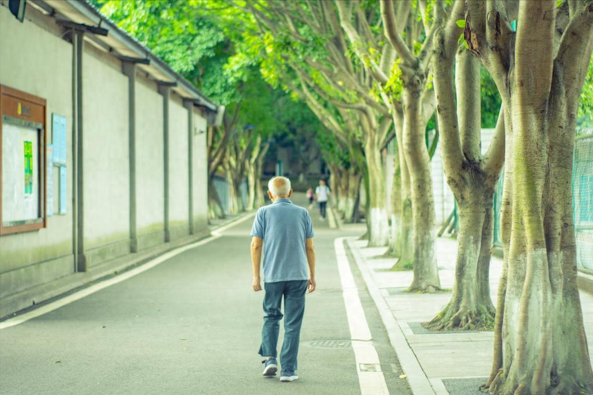 Đến năm 75 tuổi, tôi mới hiểu: Chi cùng một khoản tiền, vào viện dưỡng lão an tâm hơn hẳn thuê người chăm sóc - Ảnh 1.