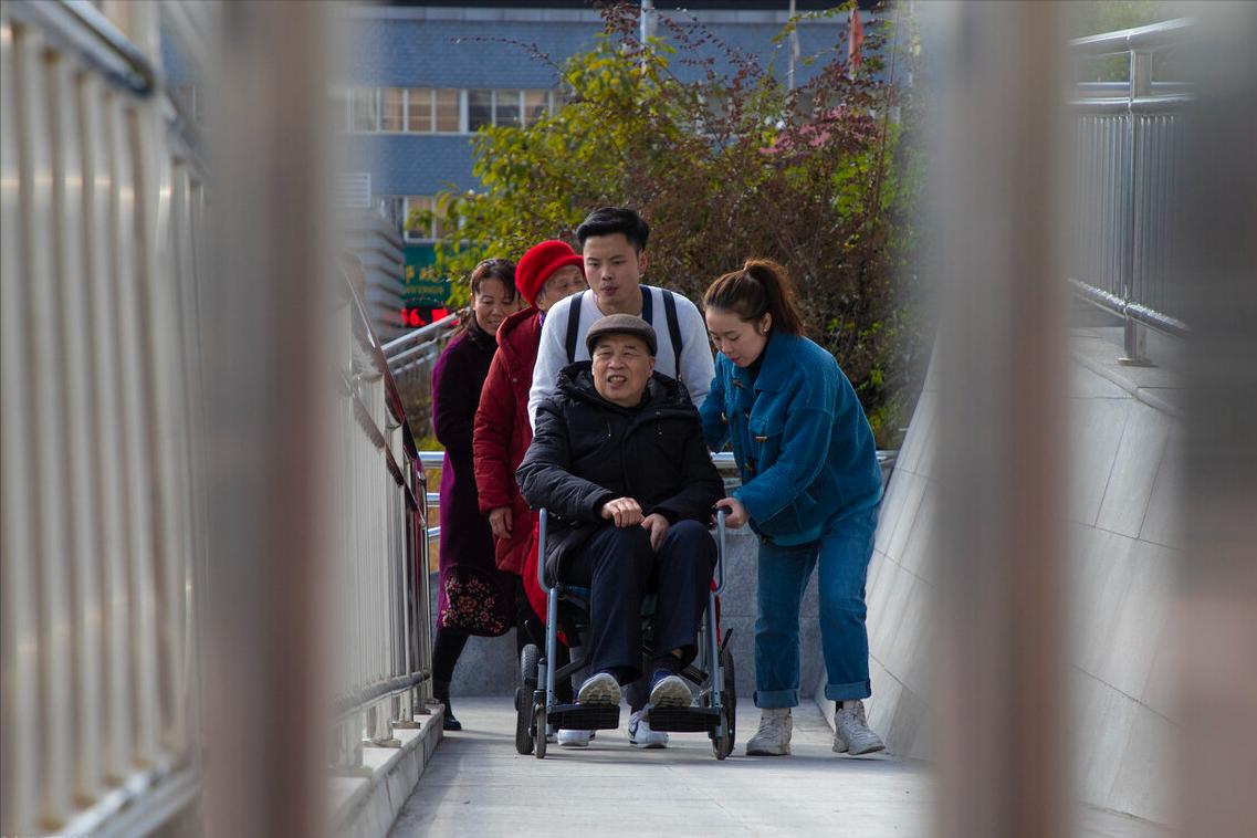 Càng giữ tiền chặt, tuổi già càng trống rỗng – bài học tôi phải trả giá ở tuổi 70 - Ảnh 3.