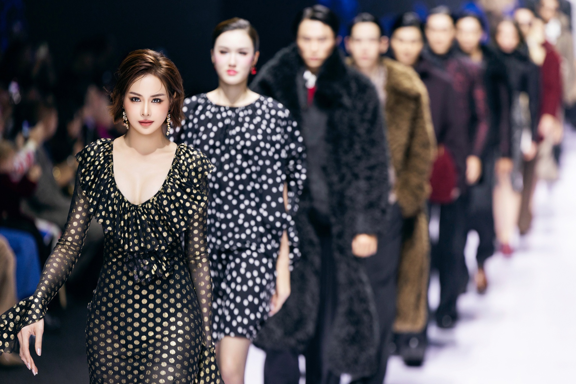Sella Trương quyến rũ với thiết kế váy đuôi cá chấm bi trên sàn diễn Valenciani tại Vietnam International Fashion Week- Ảnh 4. Sella Trương quyến rũ với thiết kế váy đuôi cá chấm bi trên sàn diễn Valenciani tại Vietnam International Fashion Week- Ảnh 4.