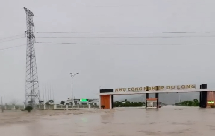 EVNCPC chủ động cắt điện gần 31.000 khách hàng do mưa lớn, ngập lụt tại miền Trung – Tây Nguyên - Ảnh 3.