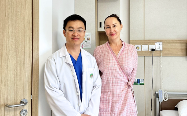 Người phụ nữ Ukraine vượt ngàn Km điều trị són tiểu tại BVĐK Hồng Ngọc - Ảnh 1. Người phụ nữ Ukraine vượt ngàn Km điều trị són tiểu tại BVĐK Hồng Ngọc - Ảnh 1.