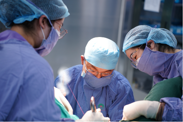 Người phụ nữ Ukraine vượt ngàn Km điều trị són tiểu tại BVĐK Hồng Ngọc - Ảnh 3. Người phụ nữ Ukraine vượt ngàn Km điều trị són tiểu tại BVĐK Hồng Ngọc - Ảnh 3.