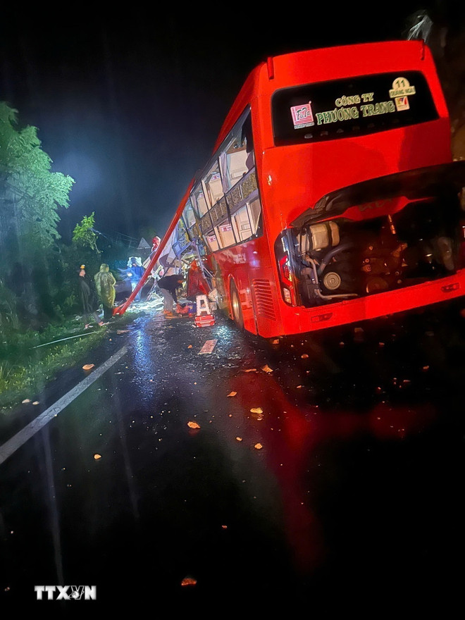 Sạt lở đèo Khánh lê: Nhiều người tử vong và thiệt hại nghiêm trọng tại khánh hòa - Ảnh 1.