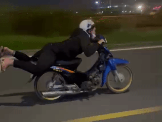 Thiếu niên diễn xiếc trên đường song hành cao tốc TP HCM - Long Thành - Dầu Giây - Ảnh 1.