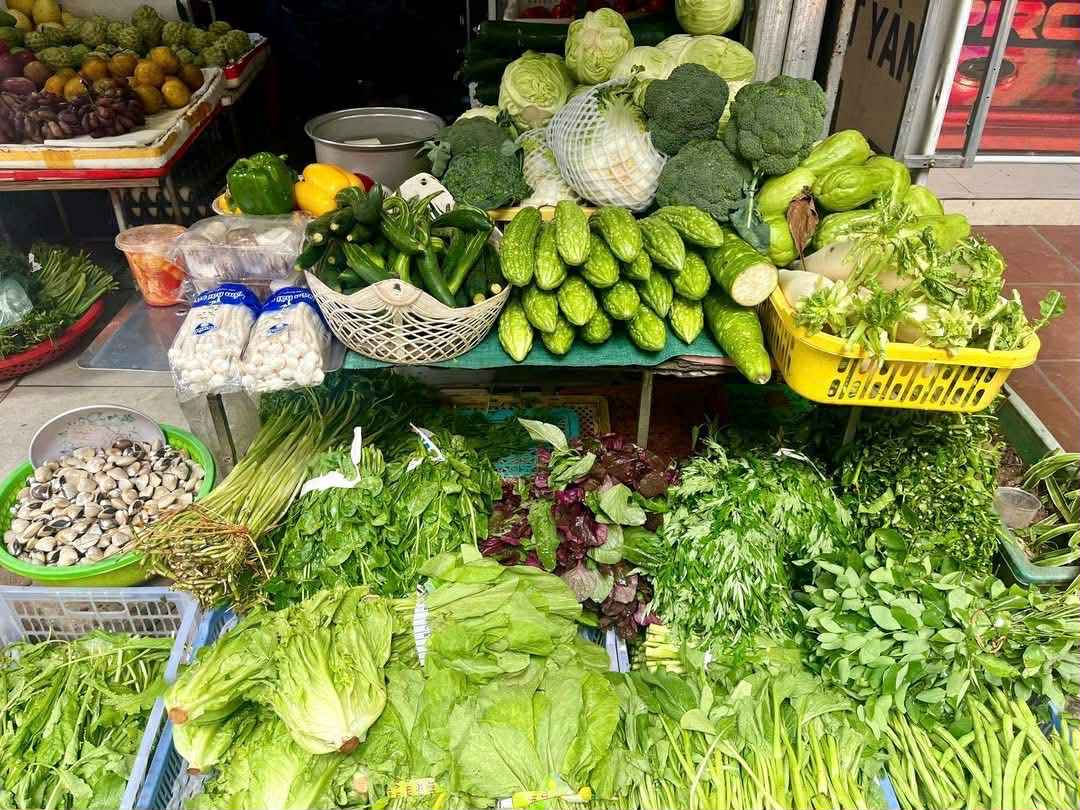 Đi chợ mà choáng: “Tiền rau giờ còn đắt hơn thịt” – cú sốc khiến tôi phải xem lại cả bảng chi tiêu - Ảnh 2.