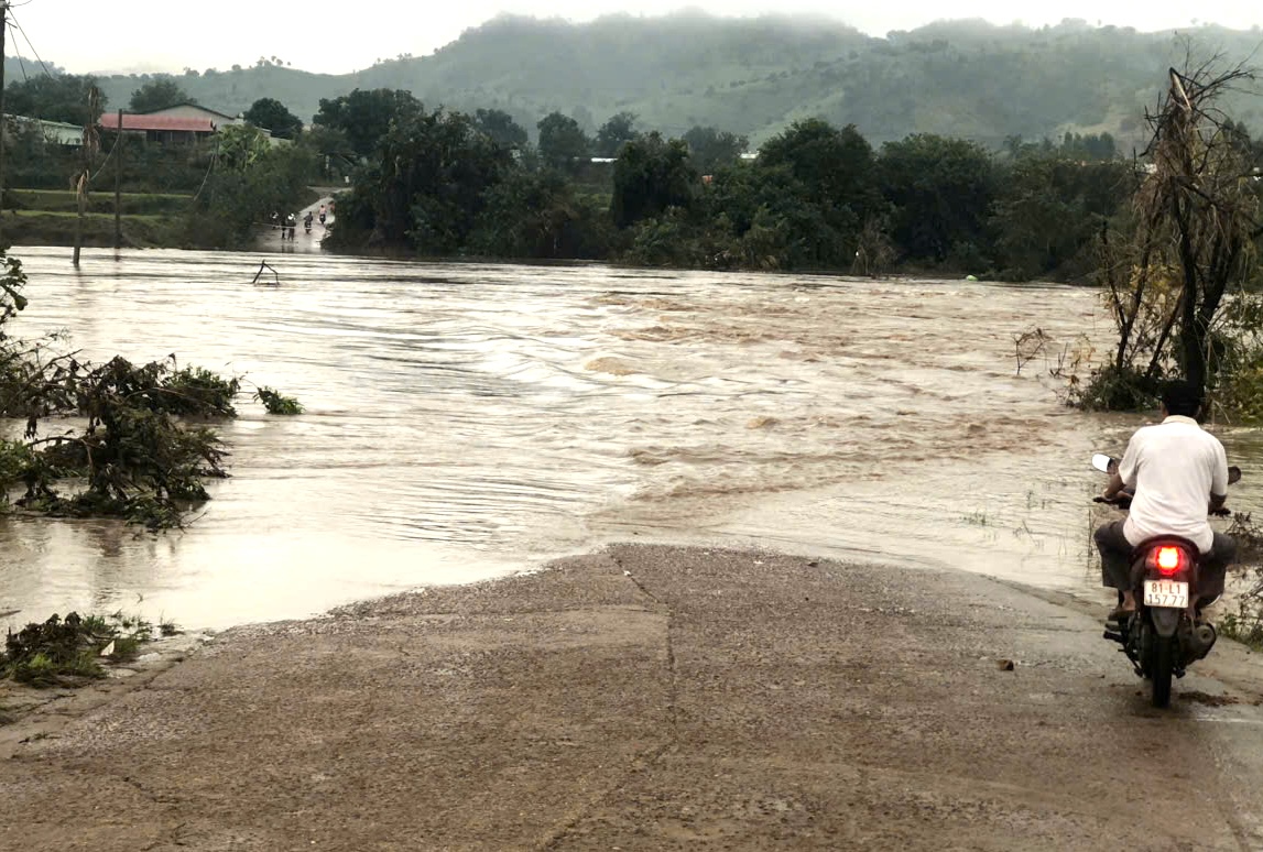 Ngầm tràn Mơ Nang 2 ngập sâu , 341 hộ dân cô lập và học sinh nghỉ học - Ảnh 1. Ngầm tràn Mơ Nang 2 ngập sâu , 341 hộ dân cô lập và học sinh nghỉ học - Ảnh 1.