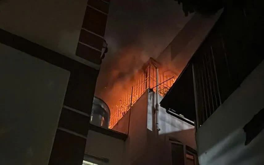 Cháy nhà trong ngõ trên đường Lĩnh Nam, Hà Nội - Ảnh 1.