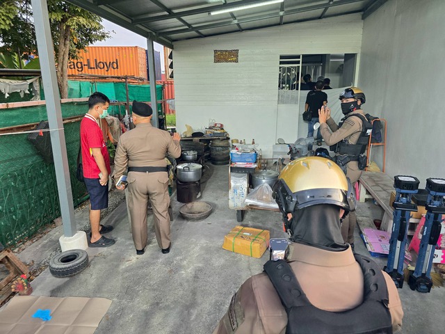 H&agrave;ng x&oacute;m ngửi thấy m&ugrave;i lạ liền b&aacute;o cảnh s&aacute;t rồi b&agrave;ng ho&agrave;ng ph&aacute;t hiện 5 thi thể trong căn nh&agrave; - Ảnh 2.