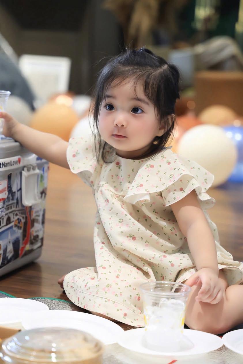 Ngắm Lisa nh&agrave; Kh&aacute;nh Thi - Phan Hiển cả ng&agrave;y kh&ocirc;ng ch&aacute;n, visual xinh y&ecirc;u như b&uacute;p b&ecirc;, ai cũng muốn cưng chiều- Ảnh 1.