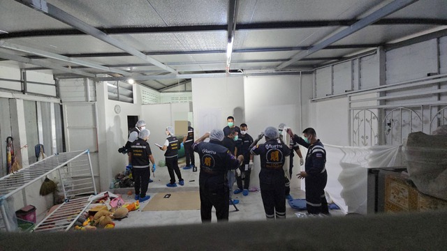 H&agrave;ng x&oacute;m ngửi thấy m&ugrave;i lạ liền b&aacute;o cảnh s&aacute;t rồi b&agrave;ng ho&agrave;ng ph&aacute;t hiện 5 thi thể trong căn nh&agrave; - Ảnh 1.