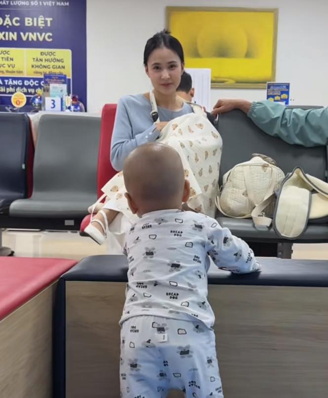 Danh tính mẹ bỉm khiến em bé ngẩn ngơ ở phòng tiêm, quay có mấy giây mà lên xu hướng với hơn 4 triệu view- Ảnh 1.