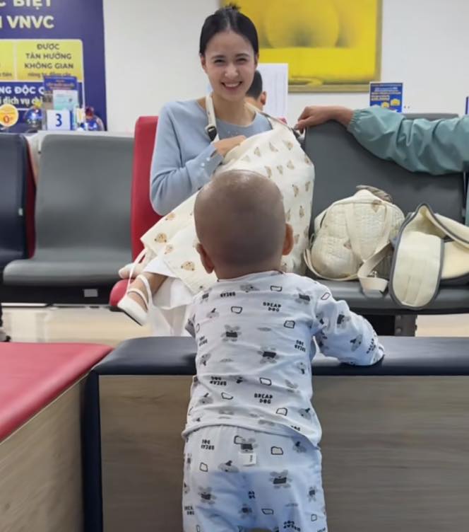 Danh tính mẹ bỉm khiến em bé ngẩn ngơ ở phòng tiêm, quay có mấy giây mà lên xu hướng với hơn 4 triệu view- Ảnh 2.