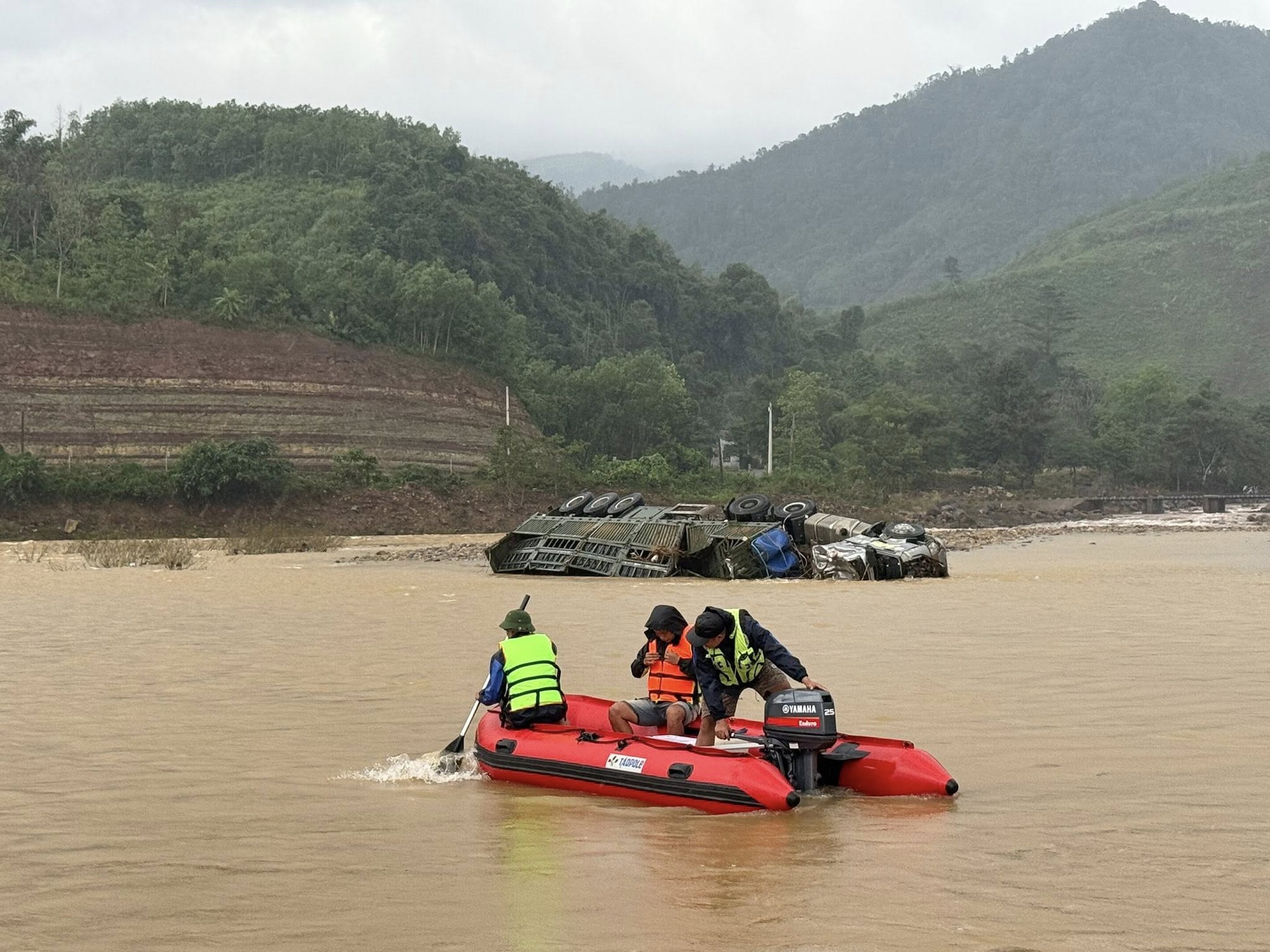 Tiếng khóc xé lòng của vợ tài xế bị lũ cuốn khiến ai nghe cũng nghẹn lại: Tiếng khóc xé lòng của vợ tài xế bị lũ cuốn khiến ai nghe cũng nghẹn lại: