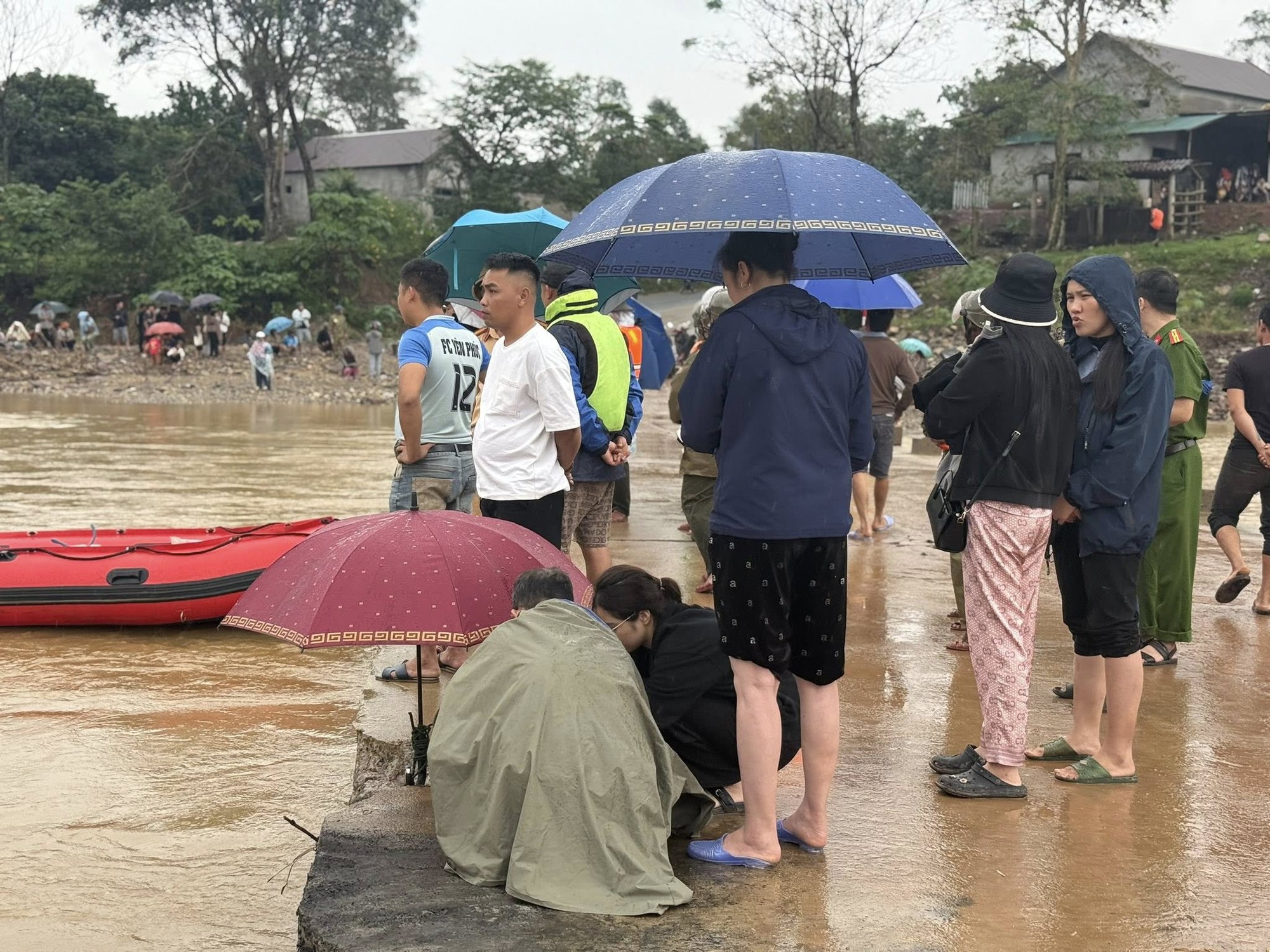 Tiếng khóc xé lòng của vợ tài xế bị lũ cuốn khiến ai nghe cũng nghẹn lại: Tiếng khóc xé lòng của vợ tài xế bị lũ cuốn khiến ai nghe cũng nghẹn lại: