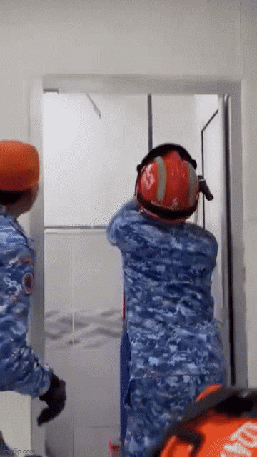 Bé gái đi học về nói phòng tắm có Bé gái đi học về nói phòng tắm có