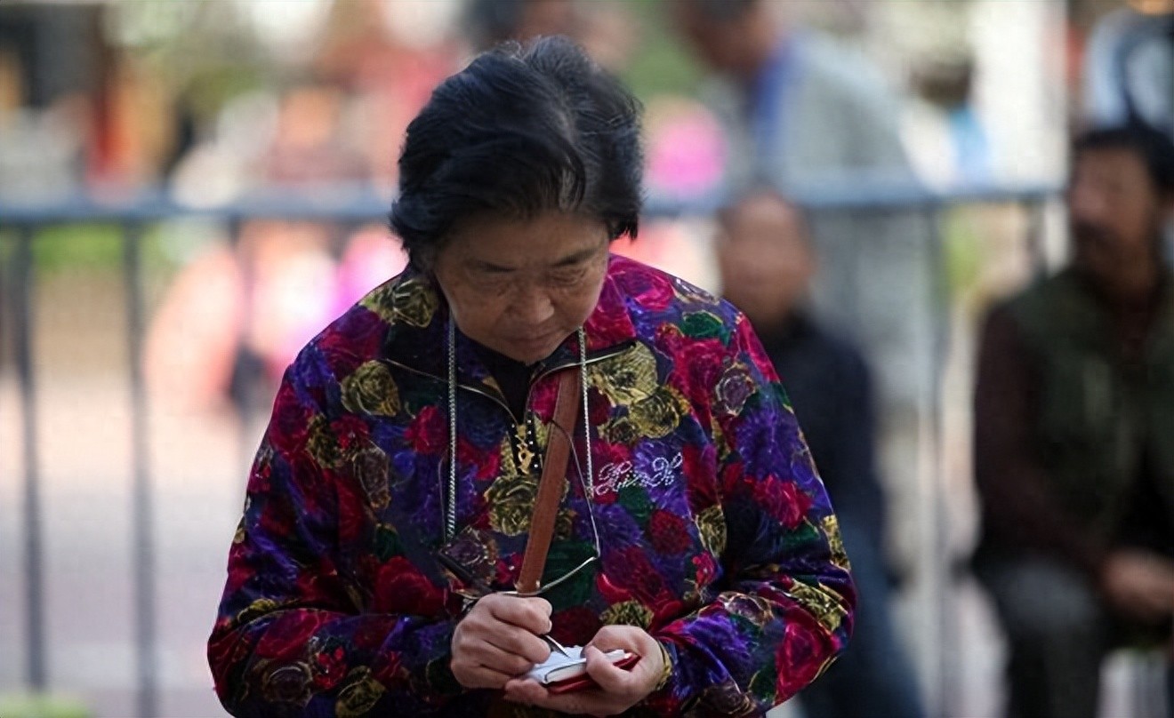 Tôi có gần 2 tỷ tiết kiệm, lương hưu 18 triệu/tháng nhưng vẫn sống cơ cực, chỉ vì đi sai 2 bước sau tuổi 60 - Ảnh 1.