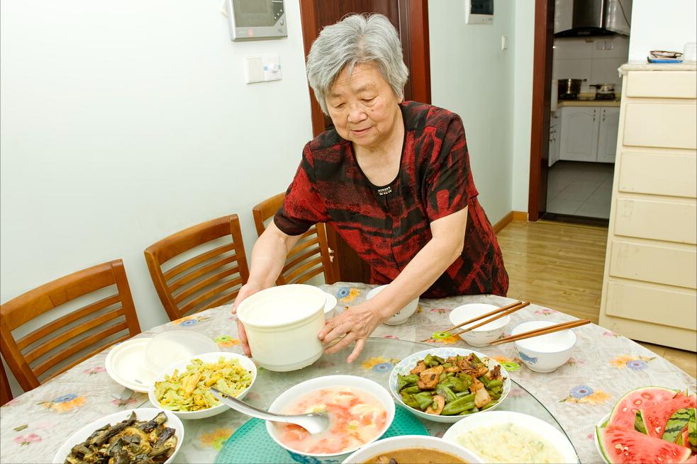 Tôi có gần 2 tỷ tiết kiệm, lương hưu 18 triệu/tháng nhưng vẫn sống cơ cực, chỉ vì đi sai 2 bước sau tuổi 60 - Ảnh 2.