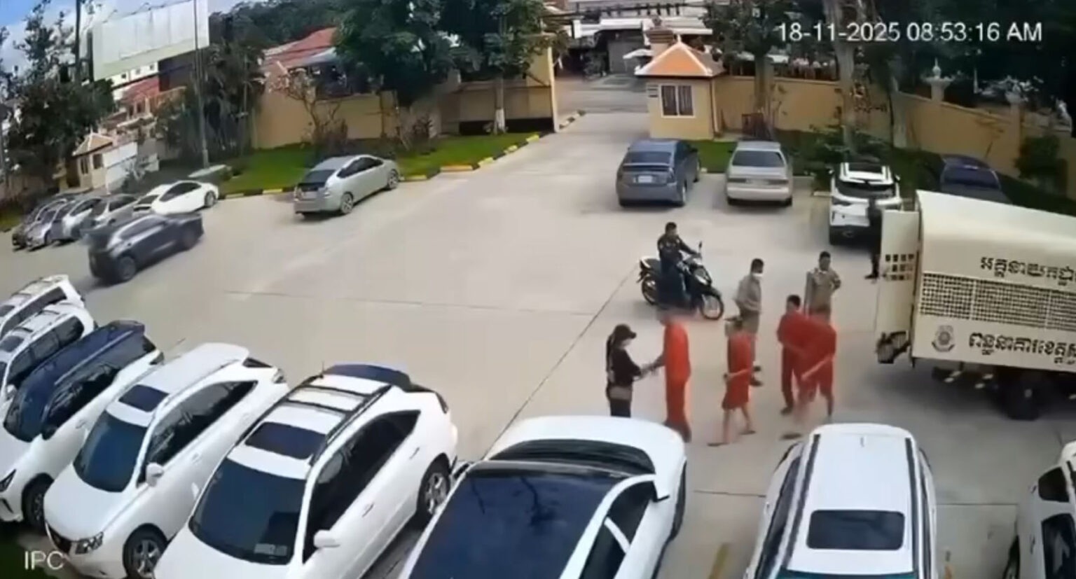 Phạm nhân chĩa súng bỏ trốn ngay trước tòa án ở Campuchia - Ảnh 1.