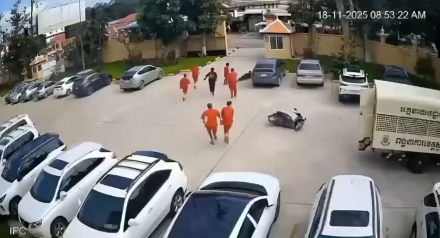 Phạm nhân chĩa súng bỏ trốn ngay trước tòa án ở Campuchia - Ảnh 3.