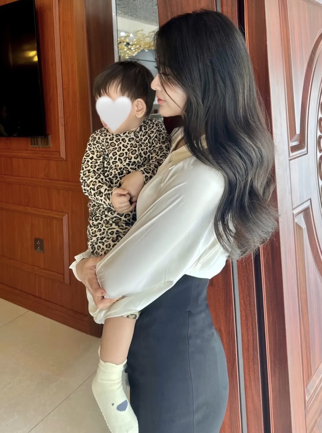 Danh tính mẹ bỉm khiến em bé ngẩn ngơ ở phòng tiêm, quay có mấy giây mà lên xu hướng với hơn 4 triệu view- Ảnh 4.