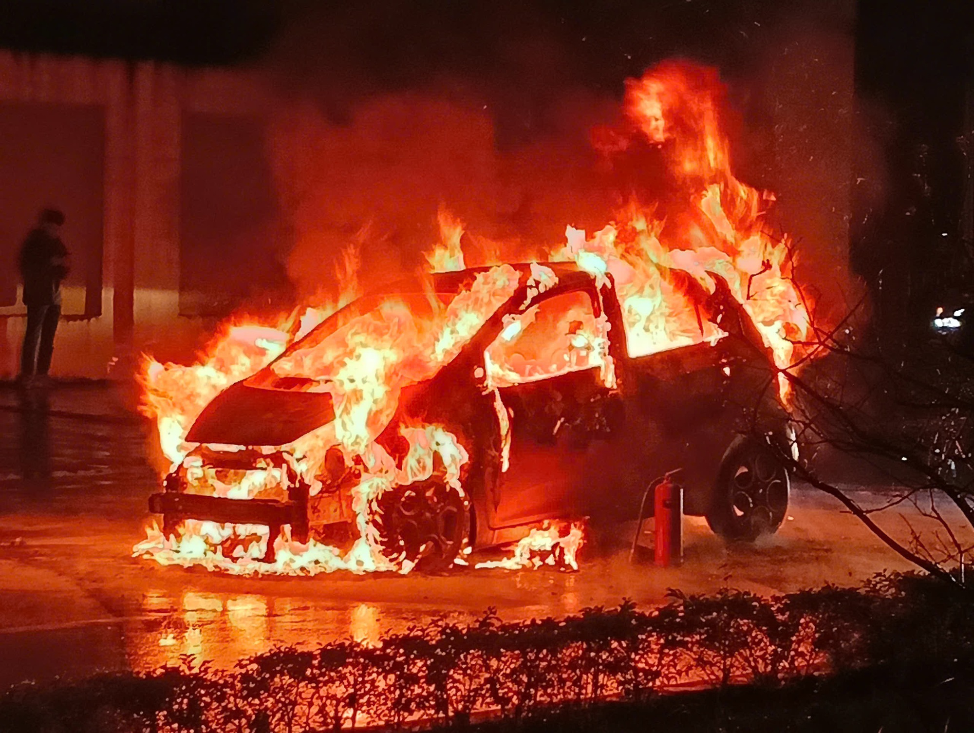 Xe 4 chỗ bốc ch&aacute;y dữ dội v&agrave;o giờ tan tầm tr&ecirc;n đường L&ecirc; Quang Đạo - Ảnh 1.