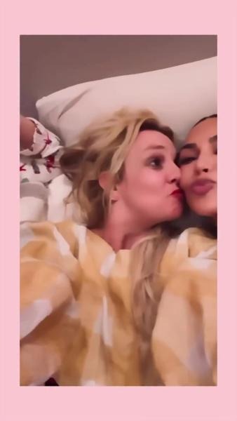 inside-britney-spears-cozy-sleep-1-1763428853805-1763428854363189988834.jpg