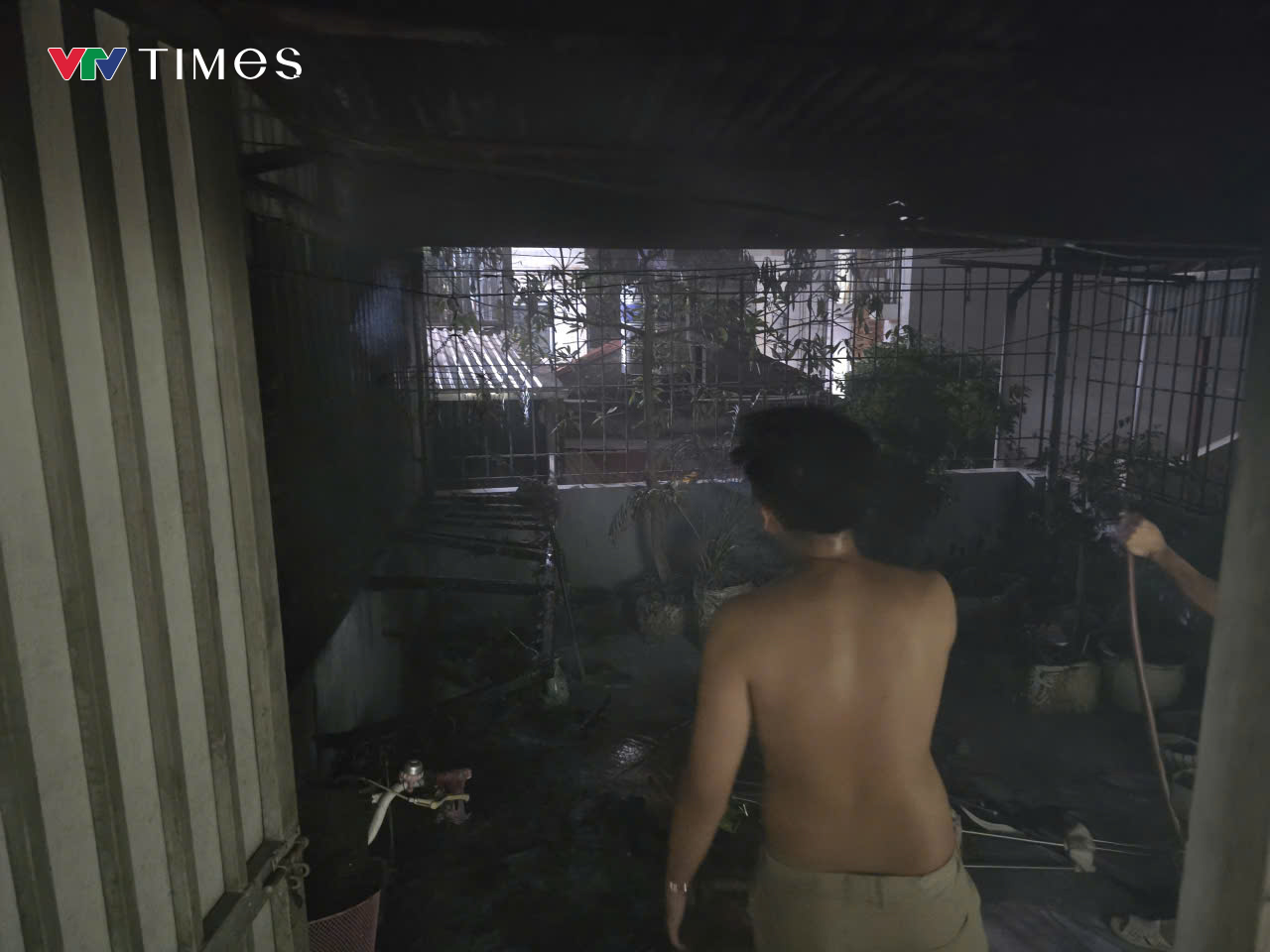 Cháy nhà trong ngõ trên đường Lĩnh Nam, Hà Nội- Ảnh 1.