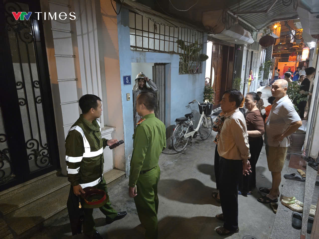 Cháy nhà trong ngõ trên đường Lĩnh Nam, Hà Nội- Ảnh 4.