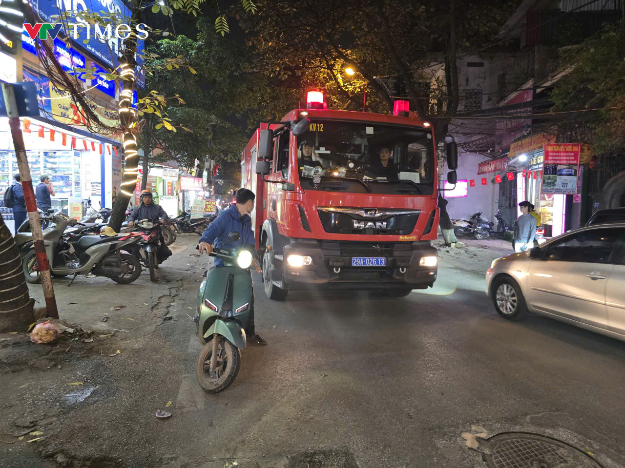 Cháy nhà trong ngõ trên đường Lĩnh Nam, Hà Nội- Ảnh 2.