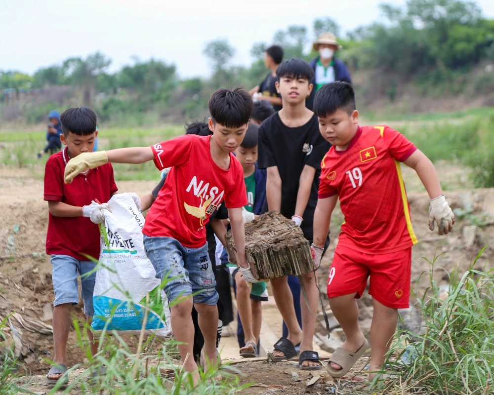 Chuyện chưa kể về những bạn trẻ ngâm mình trong nước: Vì một Chuyện chưa kể về những bạn trẻ ngâm mình trong nước: Vì một