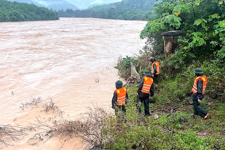 Tiếng khóc xé lòng của vợ tài xế bị lũ cuốn khiến ai nghe cũng nghẹn lại: Tiếng khóc xé lòng của vợ tài xế bị lũ cuốn khiến ai nghe cũng nghẹn lại: